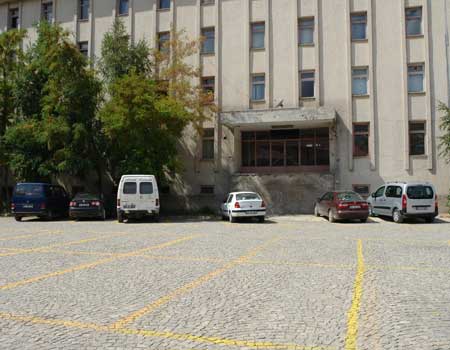 Şu an, Nüfus Müdürlüğü binası olarak kullanılan binanın önünde eskiden merdiven vardı, şimdi yok. Yok ve böyle duruyor. Yeni bir mimari açılım...