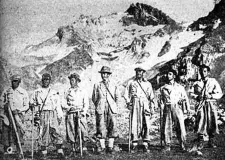1944 İlk Dağcılık Kursu - Erciyes - Soldan Sağa: Naci Alka (Isparta), Dursun Bozkurt (Gümüşhane), Nihat Bentkaya (Kırklareli), Muvaffak Uyanık (öğretmen), Asım Kurt (Kurs Müdürü), Rıfat Tacettinoğlu (Kayseri), Zeki Özdem (Erzurum)