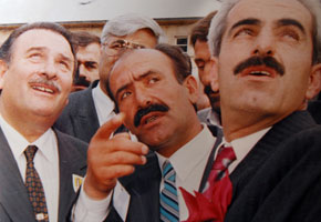 Anıtın açılma anı... Yıldırım Akbulut, Ülkü Gökalp Güney, Muammer Daştan, Orhan Ardahan ve binlerce Bayburtlu, yapımı için 6 aydır çalışılan anıtı ilk defa görecek...