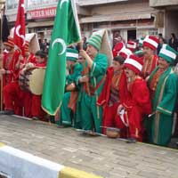 Burma bıyıklılar izledi...