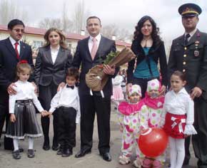 Kaymakam Fatih Baysal, öğrenciler tarafından çiçek yağmuruna tutuldu