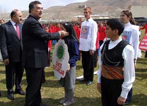 Bayburt Valisi Kerem Al öğrenciler ile tek tek ilgilendi ve bayramlarını kutladı
