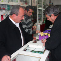 Ahmet Aker, vatandaşlardan imza topluyor...