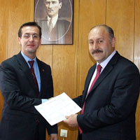 Hacı Ali Polat mazbatasını İl Seçim Kurulu Başkanı Recep Eşim’den aldı