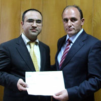 Selami Ersen mazbatasını Demirözü İlçe Seçim Kurulu Başkanı Behcet Aşılar'ın elinden aldı