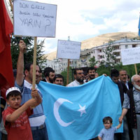 Toplanan kalabalık basın açıklamasının ardından dua etti