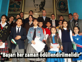 Dursun Ali Barın öğrencilerle başarının fotoğrafını verdi