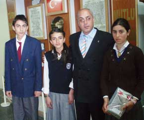 Dereceye giren öğrenciler kadar gecenin en mutlu isimlerinden biri de Verem Savaş Derneği Başkanı Dursun Ali Barın'dı...