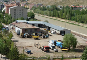 Geçmişte Millet Bahçesi olarak bilinen dev yeşil araziden kalan ve küçük bir miras olarak Çoruh kıyısında unutulan bu arazi, çorak bir araziye dönüşmesine rağmen kamuya ait bir alan olduğu için geri dönüşü mümkündü… Artık değil… 