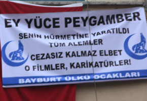 Bayburt Ülkü Ocakları, peygamber efendimize yapılan çirkin saldırıyı bu anlamlı pankartla kınadı…