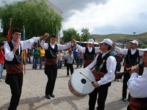 Bu anı yakalayarak fotoğraflayan Ümit Kondolot’a, kültürümüzün geleceği adına çok teşekkür ederiz.  