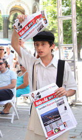 Etkinlikte,  ''yazıyor yazıyor'' diye bağıran çocuklar, protokole ve vatandaşlara ''Bab-ı Ali 2011'' gazetesi verdi.