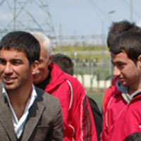 Milli Futbolcu, turnuvaya katılan takım ve futbolcularla tek tek tanıştı ve fotoğraf çektirdi