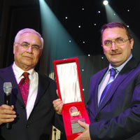 A. Nasır Haşlak’a plaketini Milletvekilimiz Ülkü Güney verdi