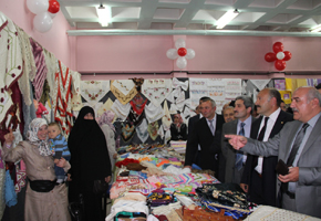 Öğrenciler yararına düzenlenen kermesin açılışına Bayburt Valisi Hasan İpek ve Belediye Başkanı Hacı Ali Polat da katıldı...