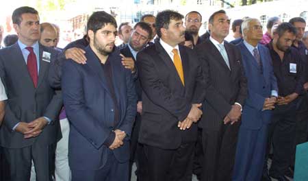 Ülkü Güney, Fettani Battal, Berhan Şimşek, Mustafa Sarıgül, Bayburtlular ve dostları Aydın ailesini bu acı gününde yalnız bırakmadı