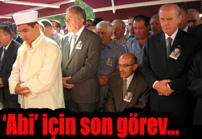 Cenazeye Bahçeli’nin yanı sıra MHP Grup Başkanvekilleri Oktay Vural ve Mehmet Şandır, eski bakanlardan Yaşar Okuyan, eski futbolcu Saffet Sancaklı, ilahiyatçı Zekeriya Beyaz’ın yanı sıra çok sayıda partili katıldı.