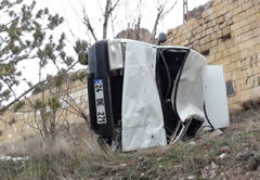 Aracın, yol zeminine göre oldukça düşük olan şarampolü aşıp, yaklaşık 3 metrelik istinat duvarından aşağı düştükten sonra çakılıp kalması olası bir faciayı önlerken, aracın düştüğü uçurumdan metrelerce yuvarlanmasına ise ramak kaldı...