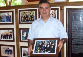 Vali Al, yıllar sonra uğradığı ilçede sergilenen fotoğrafıyla resim çektirerek anısını ölümsüzleştirdi...
