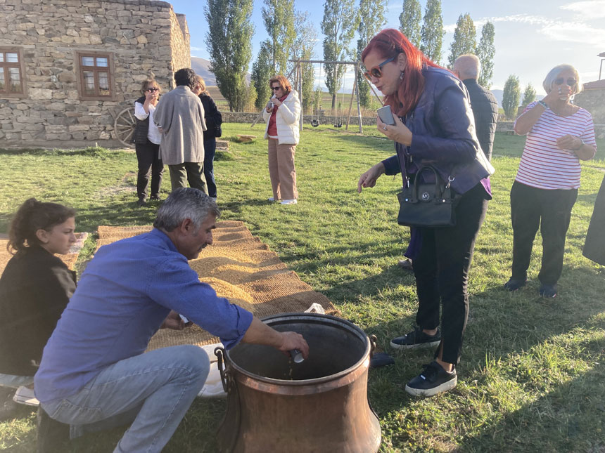 Uzaklar Bozkirin Yankisinin Dunya Promiyeri Bespinarda Yapildi 6