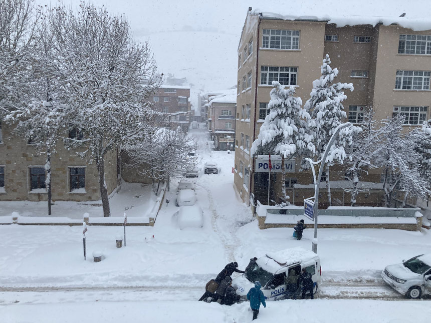 Bayburtta Cumhuriyet Caddesinde Araclar Yolda Kaldi1