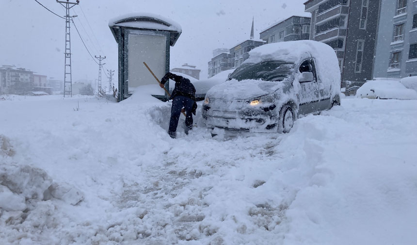 Bayburtta Cumhuriyet Caddesinde Araclar Yolda Kaldi2