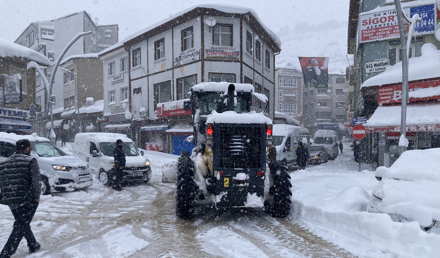 Bayburtta Cumhuriyet Caddesinde Araclar Yolda Kaldi5