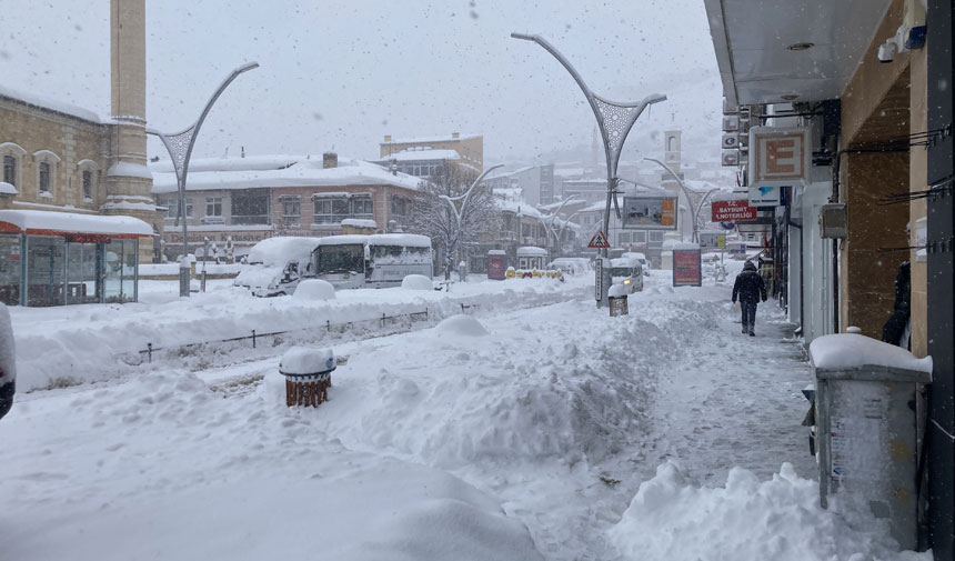 Bayburtta Cumhuriyet Caddesinde Araclar Yolda Kaldi6