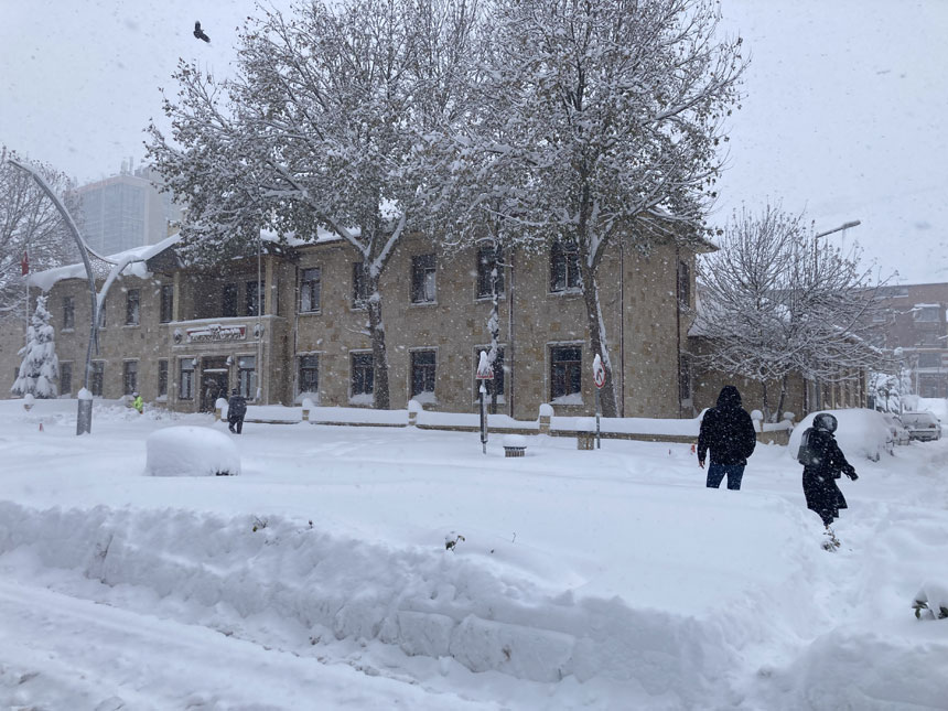 Bayburtta Cumhuriyet Caddesinde Araclar Yolda Kaldi7