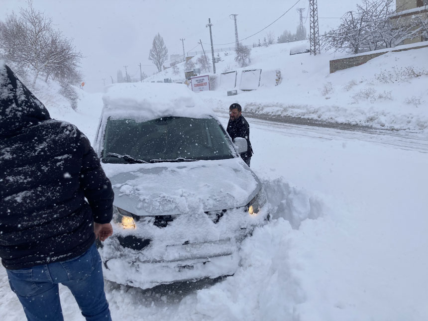 Bayburtta Cumhuriyet Caddesinde Araclar Yolda Kaldi8