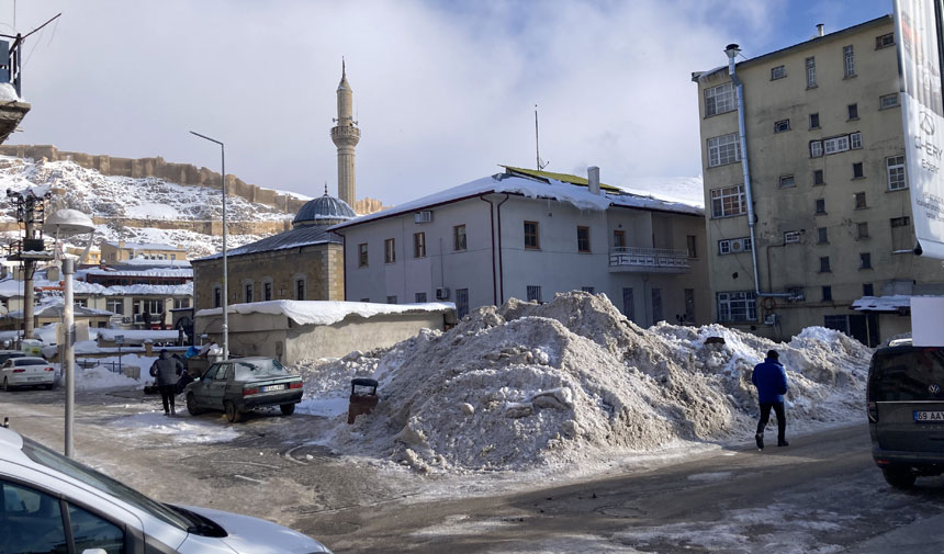 Bayburtta Kar Yiginlarindan Tepecikler Olustu2