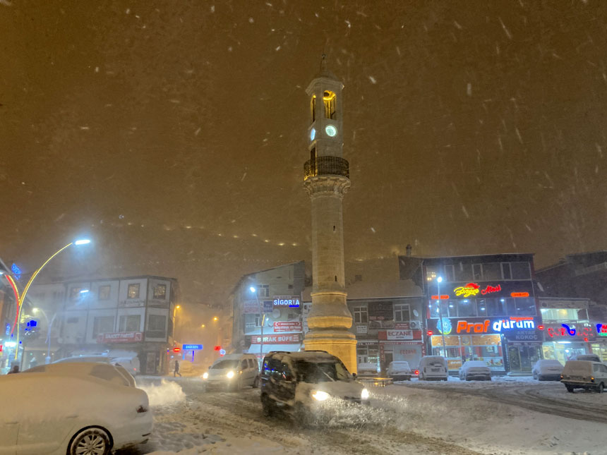 Bir Yagdi Pir Yagdi Trafik Felc Okullar Tatil Oldu1