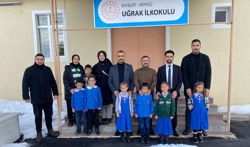 Bayburt Ulku Ocaklari Uc Koy Okulunda Karne Hediyesi Dagitti2