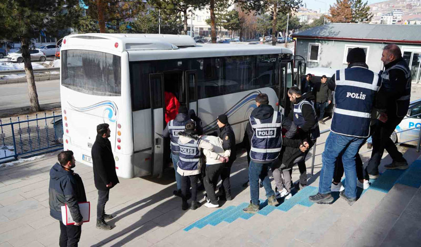 Bayburt Emniyeti 11 Uyesi Bulunan Arac Kiralama Cetesini Cokertti