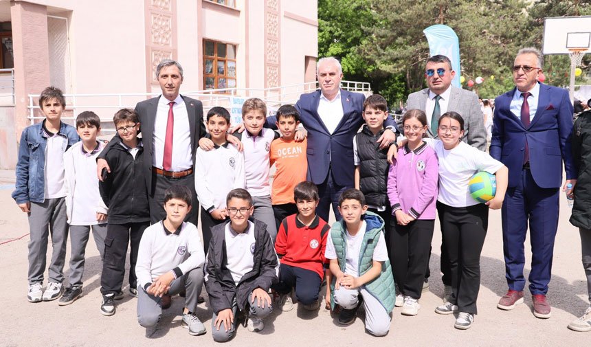 Bayburt Ortaokulundan Bilim Ve Sanat Soleni Tubitak 4006 Bilim Fuari Acildi1