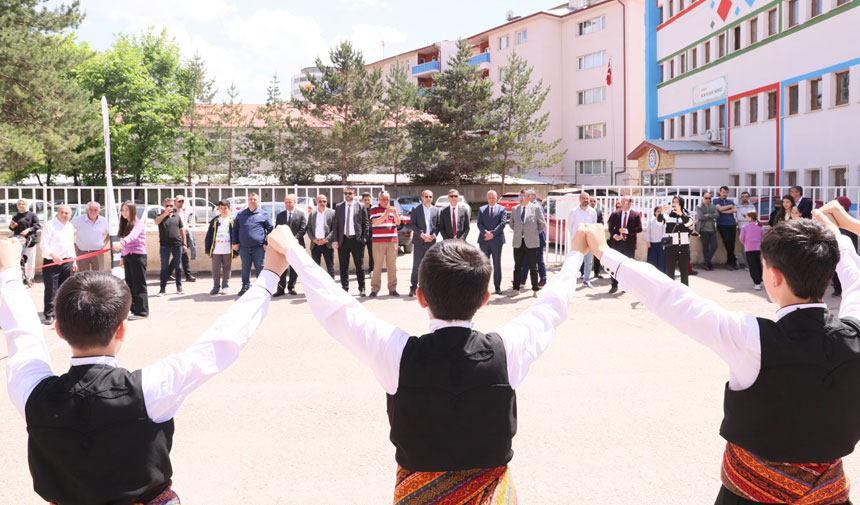 Bayburt Ortaokulundan Bilim Ve Sanat Soleni Tubitak 4006 Bilim Fuari Acildi2