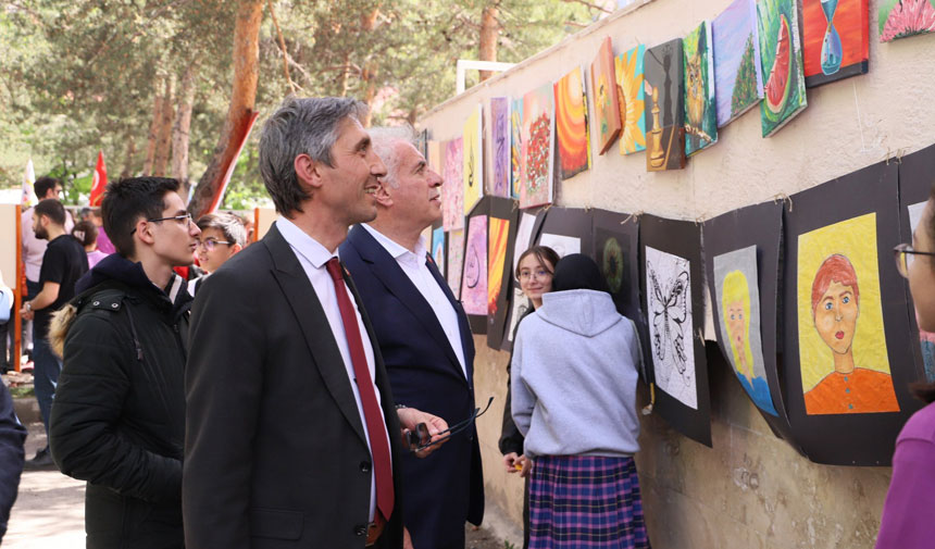 Bayburt Ortaokulundan Bilim Ve Sanat Soleni Tubitak 4006 Bilim Fuari Acildi4