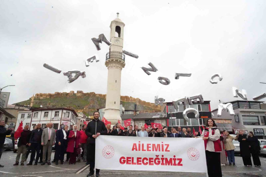 Bayburtta Ailemiz Gelecegimiz Yazili Balonlar Gokyuzune Birakildi1