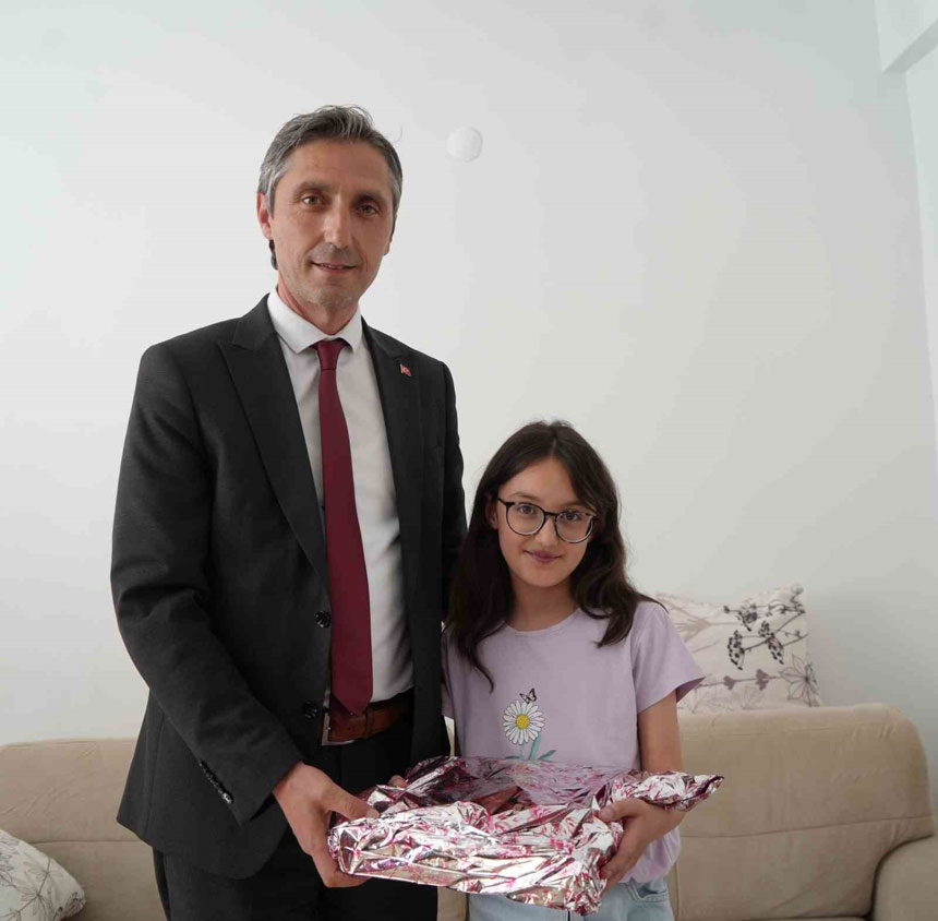 Milli Egitim Muduru Kahramandan Minik Nursimaya Jest Piyano Baglama Dueti1