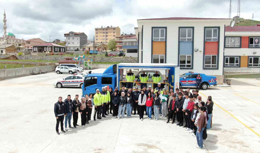 Bayburtta Emniyet Kemerinin Onemi Takla Atan Simulasyon Araciyla Anlatildi2