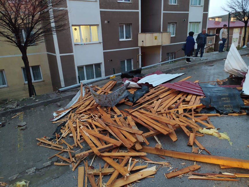 Kuvvetli Ruzgar Bayburtta Catilari Ucurdu1