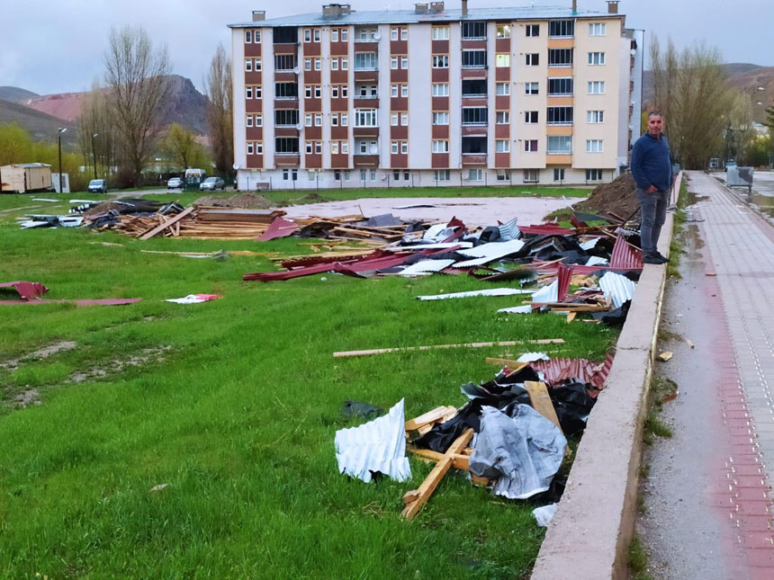 Kuvvetli Ruzgar Bayburtta Catilari Ucurdu3