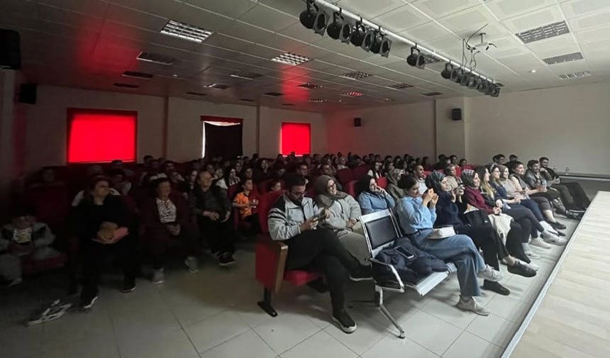 Bayburt Genclik Merkezi Tiyatro Ekibi Sezon Finaliyle Sahneye Damga Vurdu2