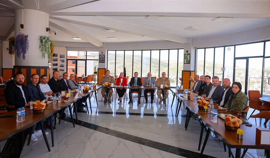 Vali Mustafa Eldivan Bayburt Basini Ile Bulustu2