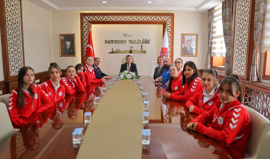 Bayburtun Voleybolcu Kizlarindan Vali Eldivana Ziyaret1
