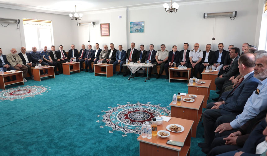 Bayburt Halki Ve Protokol Arife Gununden Camiikebirde Bayramlasti1