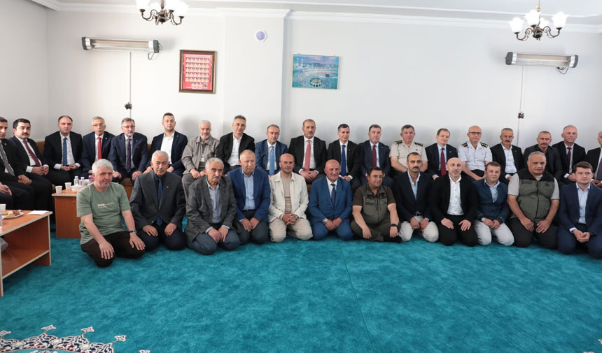 Bayburt Halki Ve Protokol Arife Gununden Camiikebirde Bayramlasti2