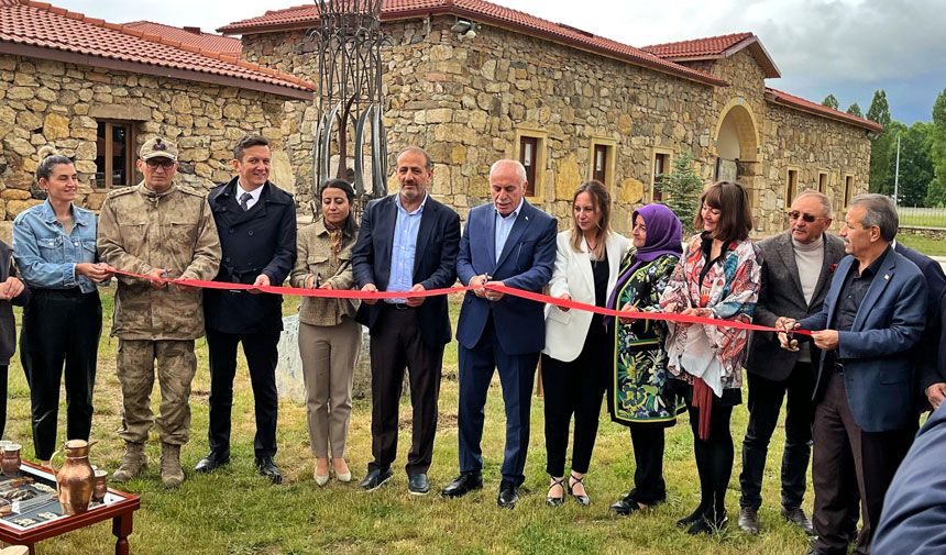 Topraktan Kopus Sergisi Kenan Yavuz Etnografya Muzesinde Acildi4