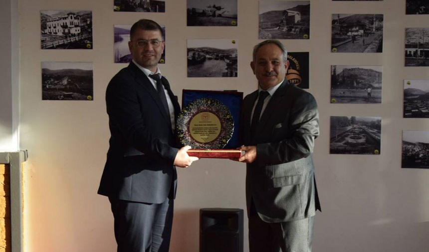 Bayburt Devlet Hastanesinin Muduru Savas Karabuluta Duygusal Veda2