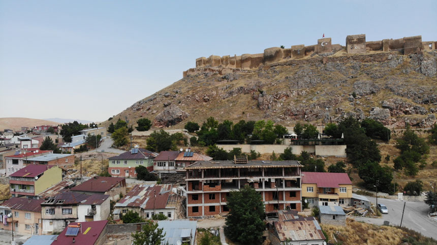 Bayburt Kalesinin Onune Yapilan Bina Tepki Cekiyor2
